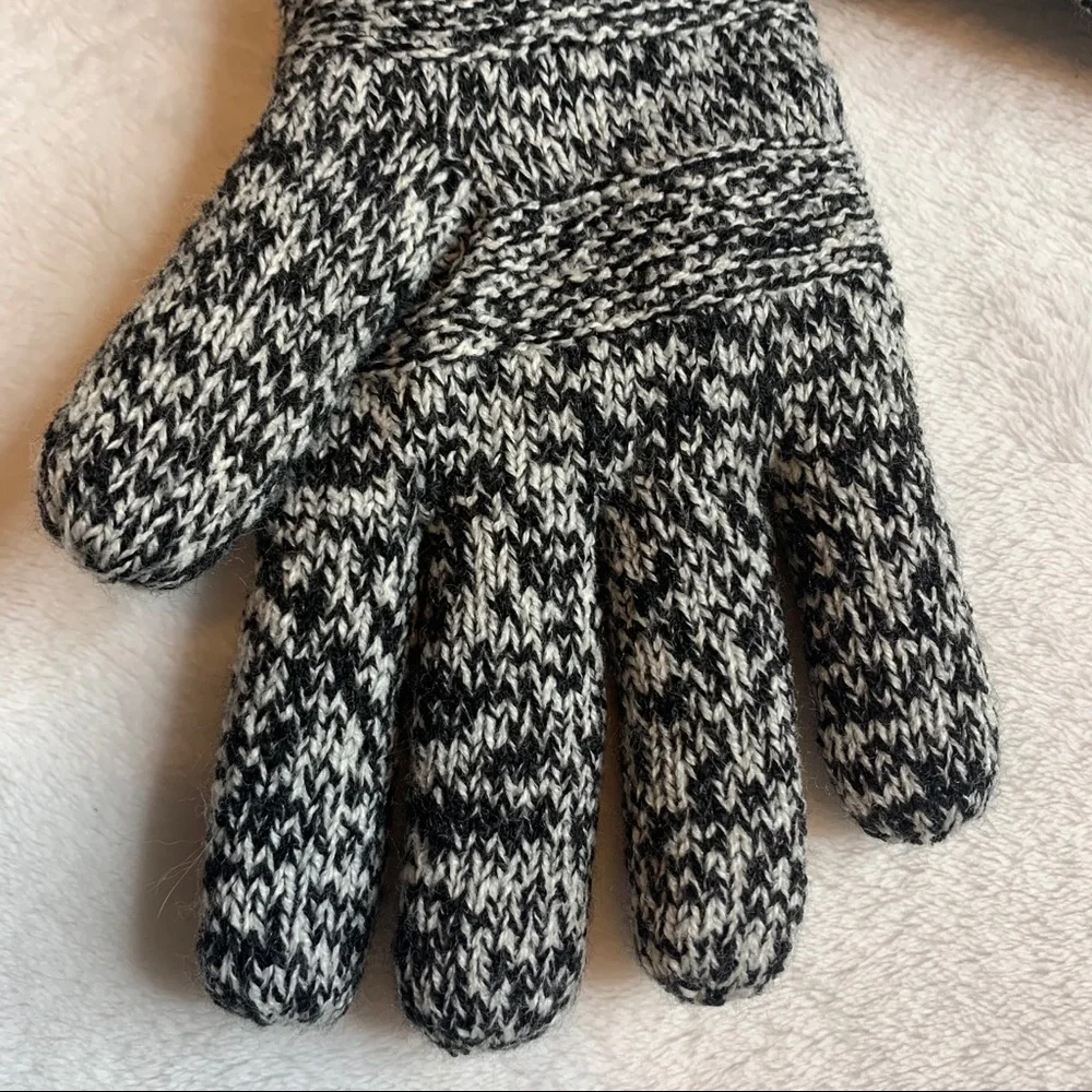 Isotoner Women’s Smart Dri Warm Winter Gloves